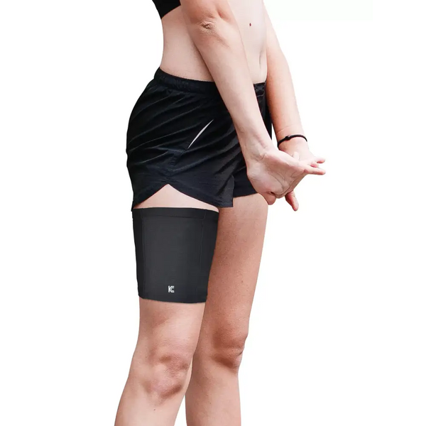 Insulin pump leg band Dia-Legband Basic worn on thigh, black color, discreet design for carrying insulin pumps and smartphones.