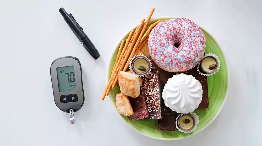 dexcom g7 vs freestyle libre 3 comparison image showing two cgm sensors for diabetes monitoring device comparison Imagen