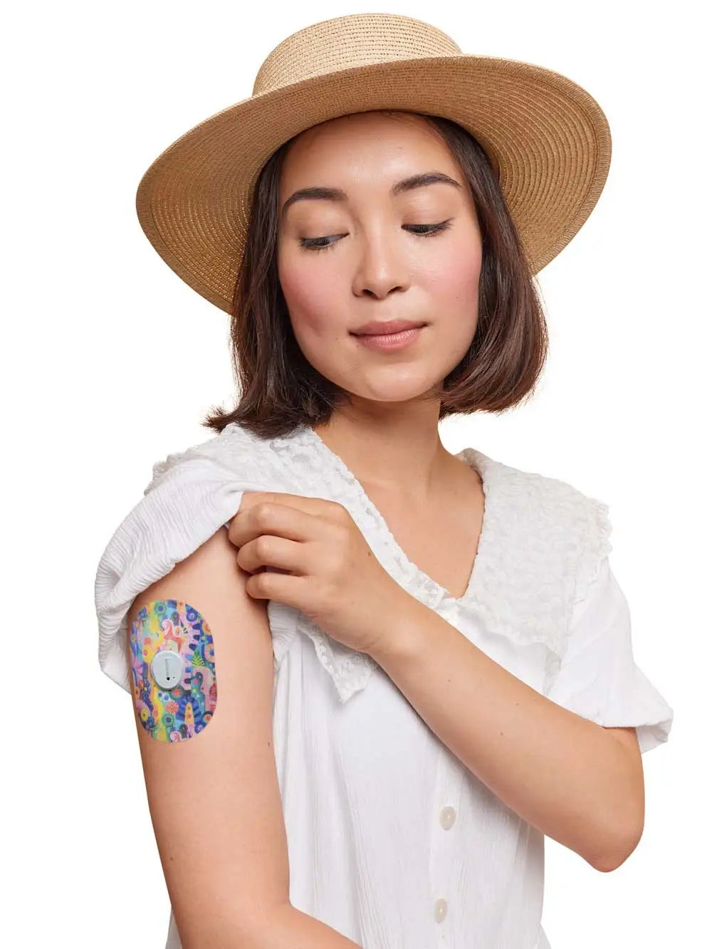 Parche adhesivo para Dexcom G7, diseño Ethereal Bloom, llevado en el brazo por una mujer