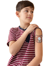 Parche adhesivo infantil para Dexcom G7, forma de oso, llevado por un niño pequeño