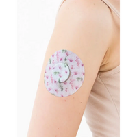 Parche adhesivo para FreeStyle Libre 2, serie Spring, en el brazo con su pieza central decorativa