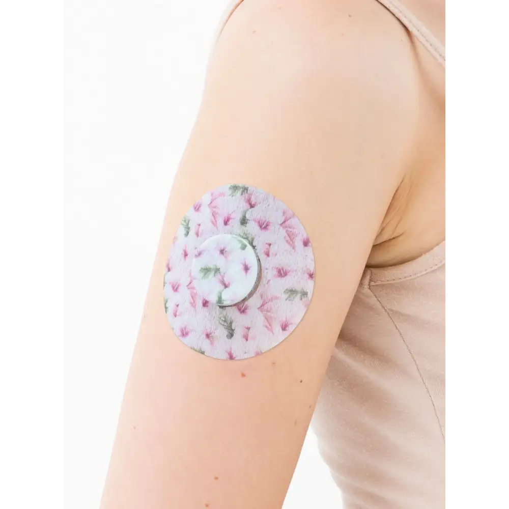 Parche adhesivo para FreeStyle Libre 2, serie Spring, en el brazo con su pieza central decorativa
