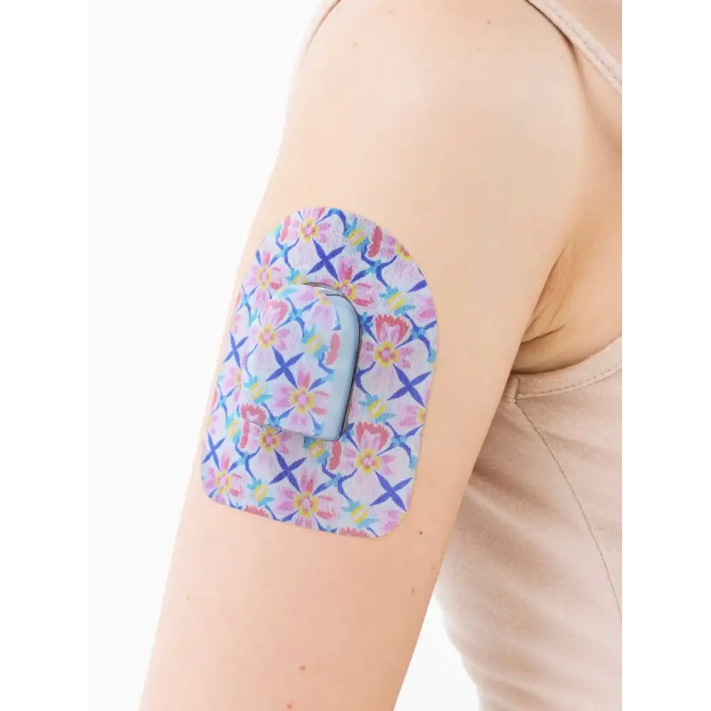 Parche adhesivo para pod Omnipod, serie Spring, en el brazo, primer plano