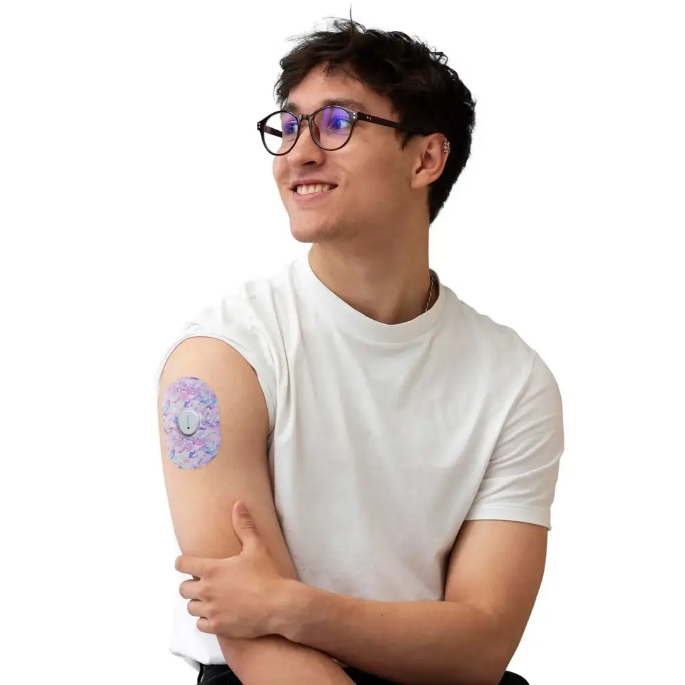 Parche adhesivo para Dexcom G7, serie Spring, llevado en el brazo por un hombre
