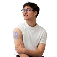 Parche adhesivo para Dexcom G7, serie Spring, llevado en el brazo por un hombre