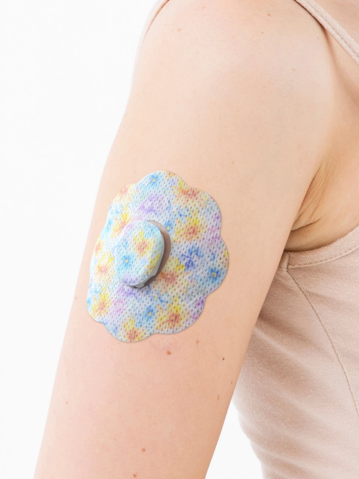 Parche adhesivo para Dexcom G7, forma de galleta, en el brazo, primer plano