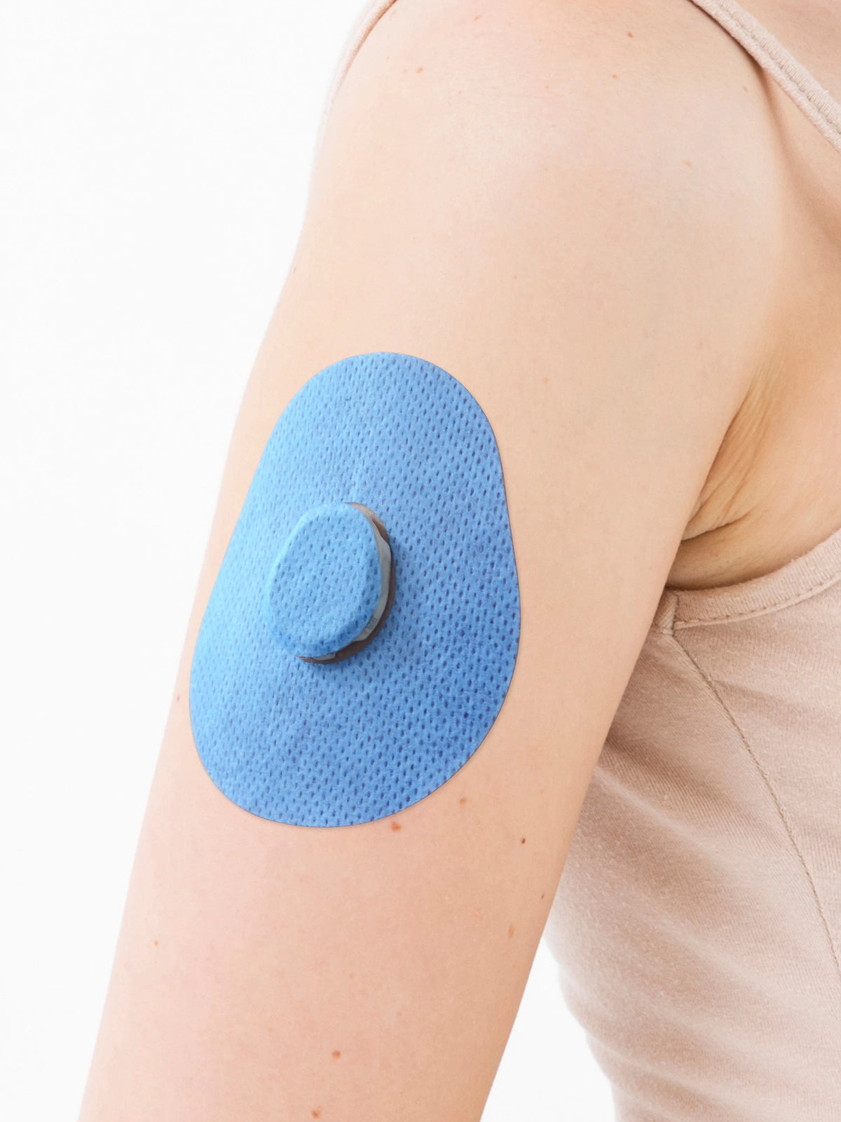 Parche adhesivo para Dexcom G7, forma de gota, en el brazo, primer plano