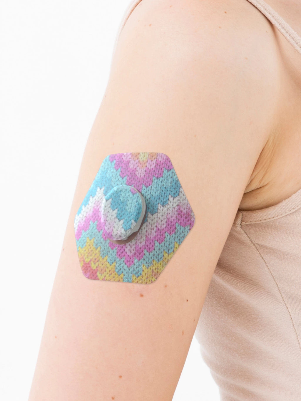 Parche adhesivo para Dexcom G7, forma de hexagonal, en el brazo, primer plano