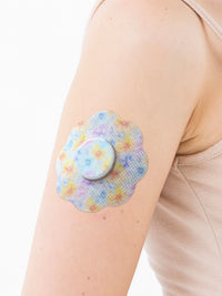 Parche adhesivo para FreeStyle Libre 2, forma de galleta, en el brazo, primer plano