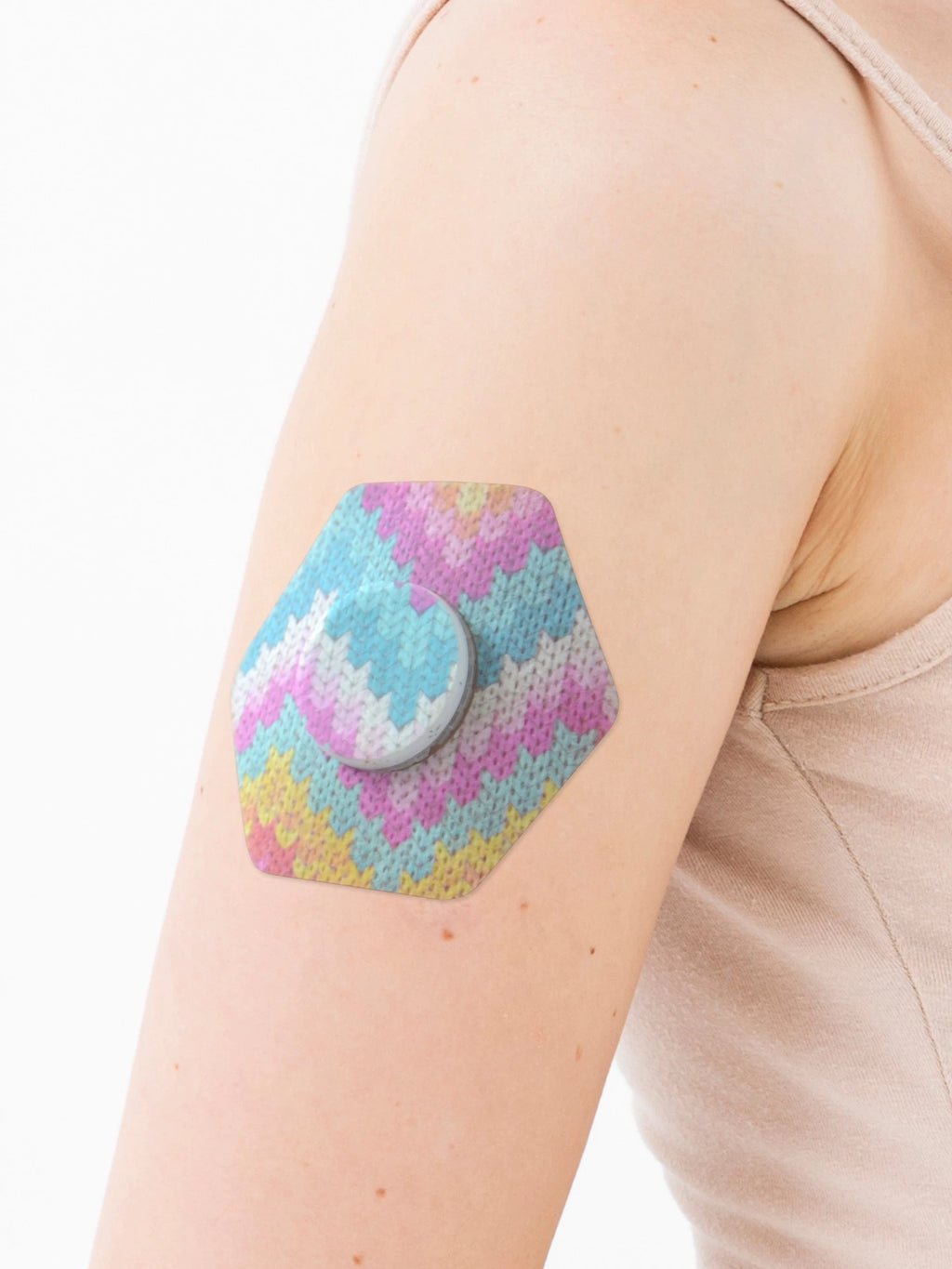Parche adhesivo para FreeStyle Libre 2, forma de hexagonal, en el brazo, primer plano