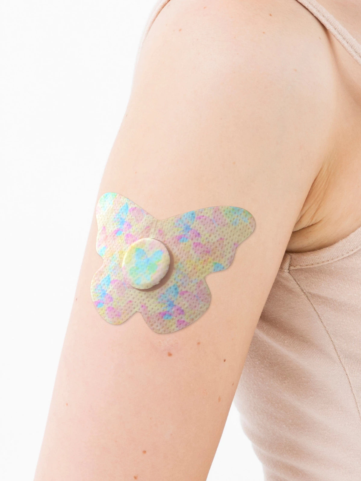 Parche adhesivo para FreeStyle Libre 3, forma de mariposa, en el brazo, primer plano
