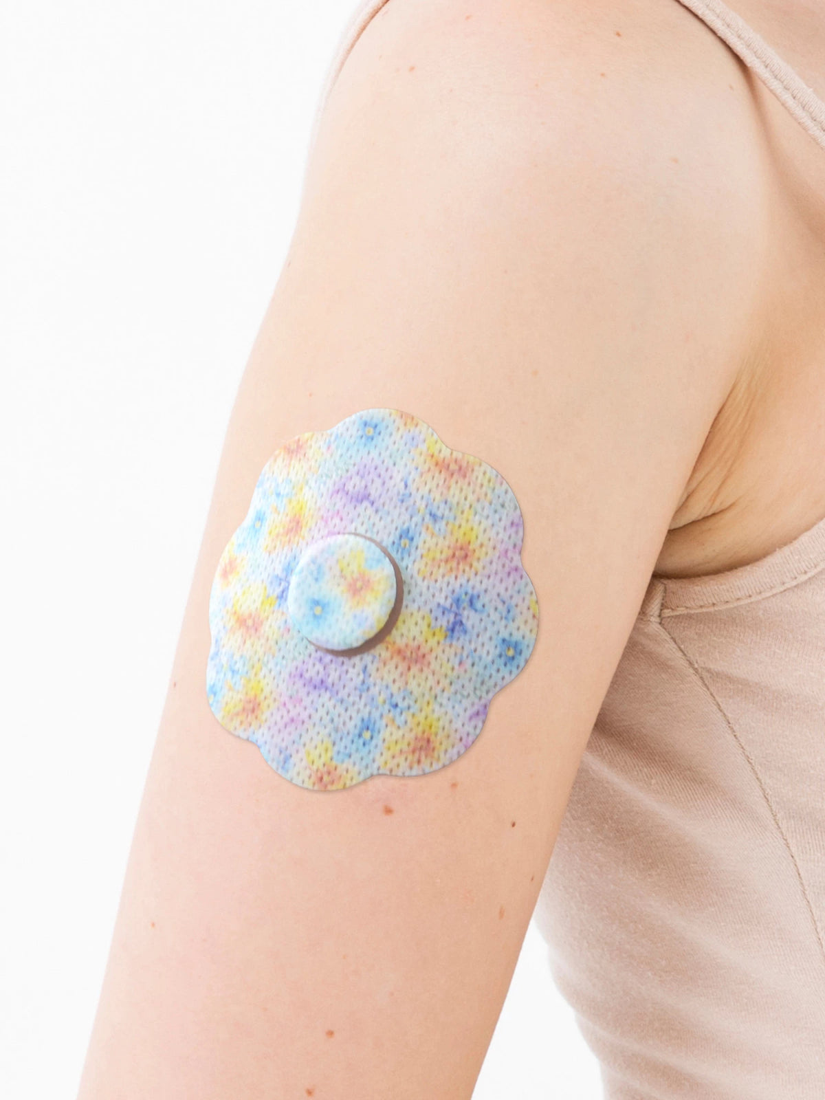 Parche adhesivo para FreeStyle Libre 3, forma de galleta, en el brazo, primer plano