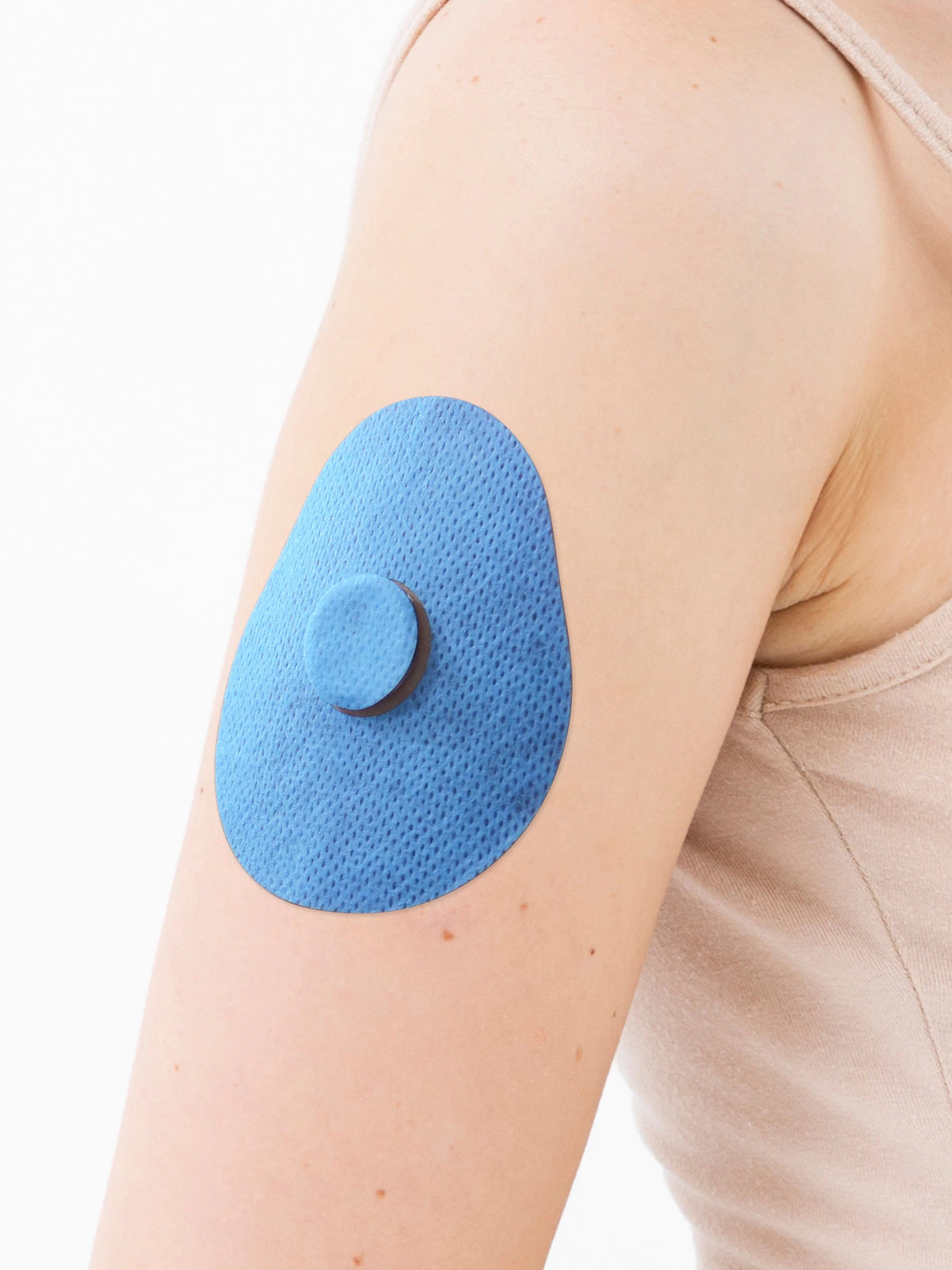 Parche adhesivo para FreeStyle Libre 3, forma de gota, en el brazo, primer plano