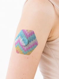 Parche adhesivo para FreeStyle Libre 3, forma de hexagonal, en el brazo, primer plano