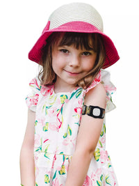 Child wearing Medtronic Simplera Armband with Rotating Clip, designed for comfort and sensor protection.