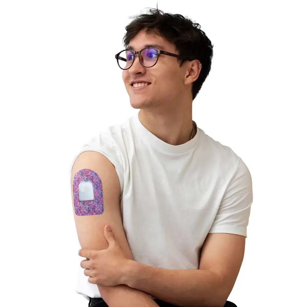 Parche adhesivo para pod Omnipod, serie Spring, llevado en el brazo por un hombre