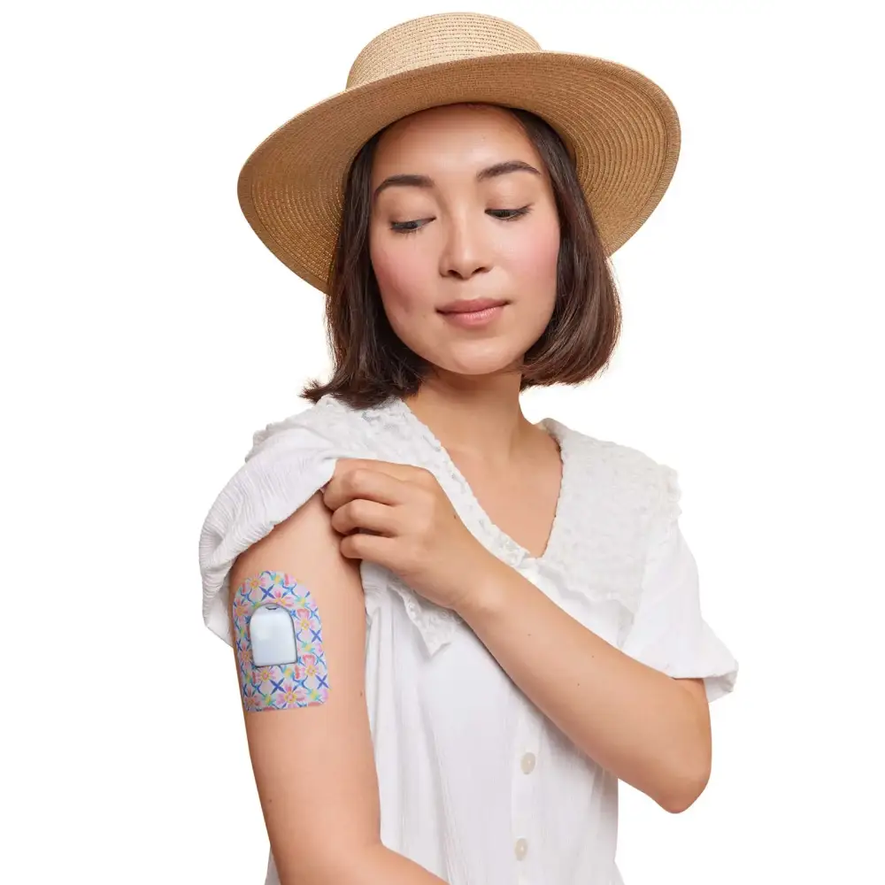 Parche adhesivo para pod Omnipod, serie Spring, llevado en el brazo por una mujer